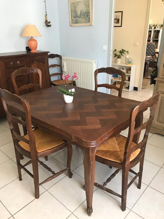 Table rustique (bois du jura) dim. 1,20 x 0,90 avec 2 rallonges et 6 chaises paillées (Vendu)