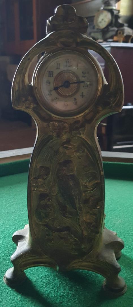 Horloge art Nouveau (h. 26 larg. 13 Prof. 7cm )- Prix 150  €uros