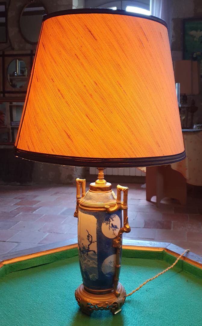 Lampe de table, enfort chinois L'abat jour orange est souligné par 2 liseraits noir Hauteur total : 62 cm. Prix : 100,00 €uros