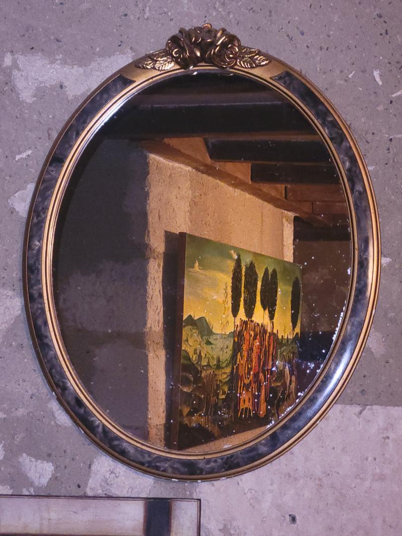 Ancien miroir medaillon - Dim. 46 x 59 cm - Prix  : 75 €uros